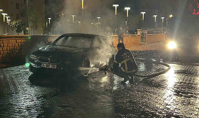 Bingöl'de lüks araç yanarak kullanılamaz hale geldi