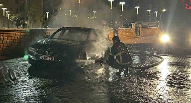 Bingöl'de lüks araç yanarak kullanılamaz hale geldi