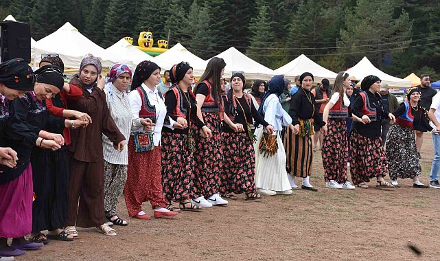 Binlerce vatandaş 3 günlük şenlikte horon teperek doyasıya eğlendi