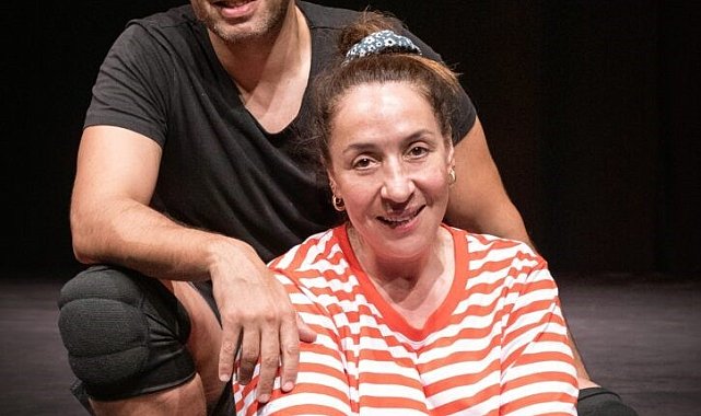 Binnur Kaya ve Mert Fırat, "Açık Aile" oyununu sahneleyecek