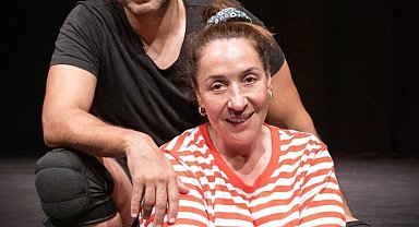 Binnur Kaya ve Mert Fırat, "Açık Aile" oyununu sahneleyecek