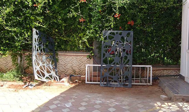 Bir anda gaza basınca kapıya çarpıp komşusunu ezdi