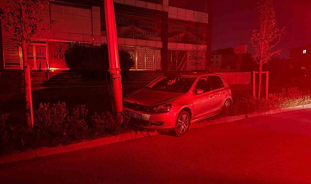 Bir hafta içinde aynı yerde ikinci kaza: Elektrik direğine çarptı