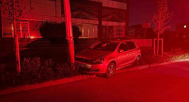 Bir hafta içinde aynı yerde ikinci kaza: Elektrik direğine çarptı