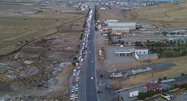 Bitlis-Tatvan kara yolunda kilometrelerce araç kuyruğu oluştu