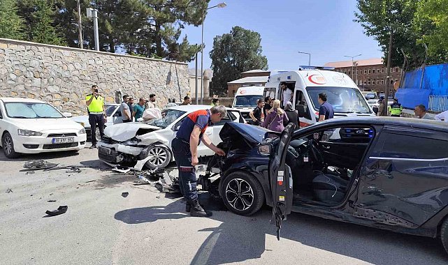 Bitlis'te otomobiller çarpıştı: 10 yaralı