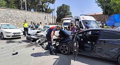 Bitlis'te otomobiller çarpıştı: 10 yaralı