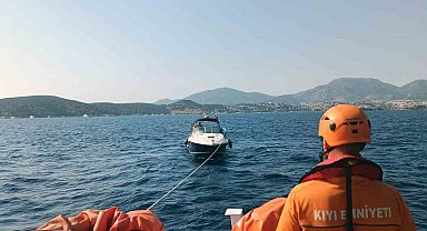 Bodrum açıklarında arızalanan ve sürüklenen tekne kurtarıldı