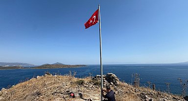 Bodrum Belediyesi kent genelinde yıpranmış bayrakları yeniliyor