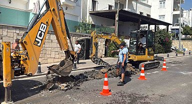 Bodrum'da su hattı patladı, işyeri ve depo sular altında kaldı