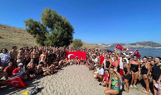Bodrum'dan adaya yüzerek Zafer Bayramı'nı kutladılar