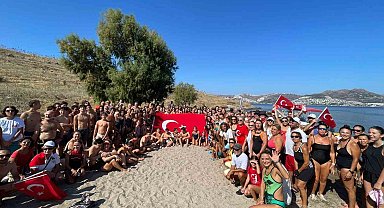 Bodrum'dan adaya yüzerek Zafer Bayramı'nı kutladılar