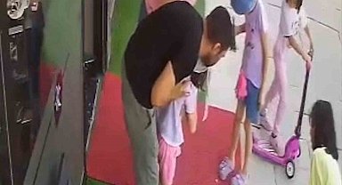 Boğazına şeker kaçan çocuğu kuaför 'heimlich' manevrasıyla kurtardı
