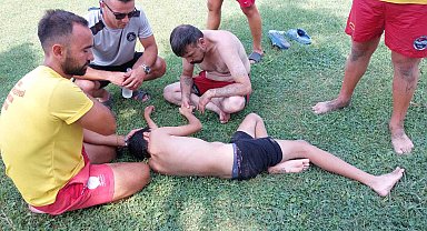 Boğulma tehlikesi geçiren çocuğu babası kurtardı