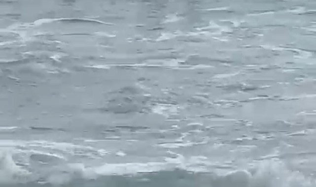 Boğulma tehlikesi yaşayan 2 kız çocuğunun kurtarılma anları kamerada