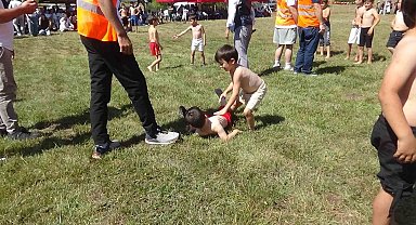 Bölgenin son Hacet Bayramı'nda miniklerin güreşleri eğlenceli anlara sahne oldu