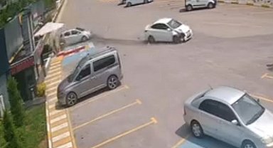 Bolu Dağı'nda otomobil, işletme otoparkına daldı