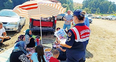 Bolu jandarması vatandaşı bilgilendirdi, hediye dağıttı