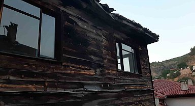 Bolu'da 3 katlı evin çatı katında çıkan yangın söndürüldü
