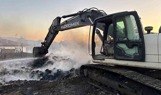Bolu'da alevler önüne gelen yapıyı küle çevirdi: 3 ev, 2 ahır, 2 samanlık yandı
