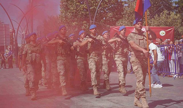 Bolu'da komandolar, Zafer Bayramı'nda caddeyi coşkuyla inletti