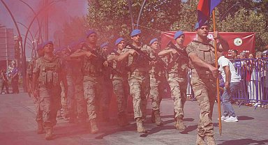 Bolu'da komandolar, Zafer Bayramı'nda caddeyi coşkuyla inletti