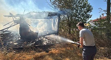 Bolu'da otluk arazide çıkan yangın 2 katlı evi küle çevirdi