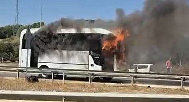 Bolu'da seyir halindeki midibüs alev alev yandı