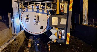 Bolu'da tanker gişelere çarpıp devrildi: 1 yaralı