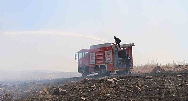 Boş arazide çıkan yangın yerleşim birimlerine sıçramadan söndürüldü