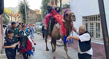 Böyle düğün görülmedi, anne deveye sünnet çocuğu Midilliye bindi