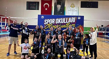 Bozkır Midi Voleybol takımı namağlup şampiyon oldu