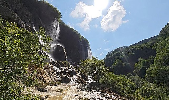Bozkırın ortasında vaha, sıcaktan bulananlar oraya akın ediyor