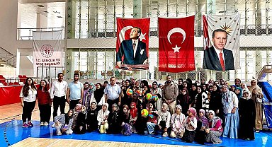 Bozüyük'te öğrenciler voleybol finalinde ter döktü