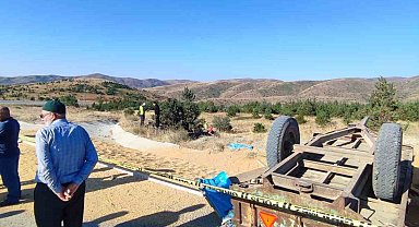 Buğday yüklü traktör devrildi, 2 kişi öldü