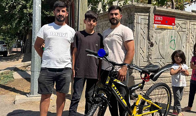 Bulduğu altınları sahibine teslim etmişti, söz verilen bisikletine kavuştu