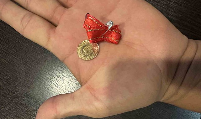 Bulduğu çeyrek altını polise teslim etti