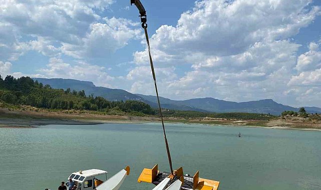 Burdur'da kırıma uğrayan eğitim uçağı vinç yardımıyla çıkarıldı
