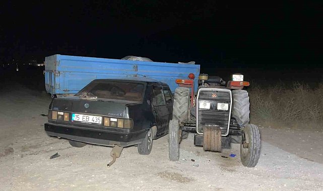 Burdur'da otomobil ile traktör çarpıştı, 1'i ağır 2 yaralı