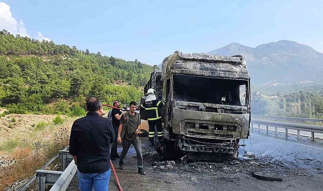 Burdur'da seyir halindeyken alev alan tır küle döndü