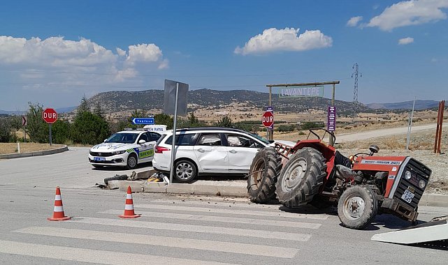 Burdur'da traktör ile otomobil çarpıştı: 1'i ağır 6 yaralı