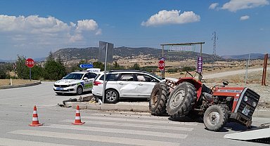 Burdur'da traktör ile otomobil çarpıştı: 1'i ağır 6 yaralı