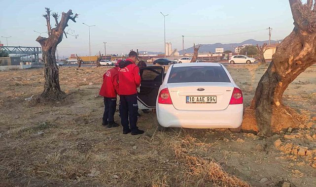 Burhaniye'de kazada araçta sıkışan vatandaşı itfaiye kurtardı