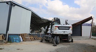 Bursa Nilüfer'de kaçak iki iş yeri yıkıldı