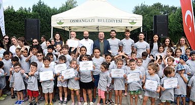 Bursa Osmangazi'de minikler yaz tatilinde yüzmeyi öğrendi