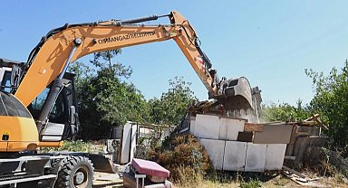 Bursa Osmangazi'de sit alanına yapılan kaçak yapılar yıkıldı