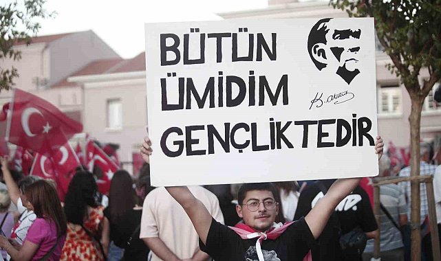 Bursa'da 30 Ağustos Zafer Bayramı coşkusu fener alayı ve Göksel konseriyle taçlandı
