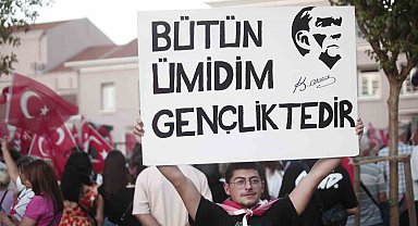 Bursa'da 30 Ağustos Zafer Bayramı coşkusu fener alayı ve Göksel konseriyle taçlandı