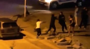 Bursa'da gençler arasında kavga: Cadde boks ringine döndü
