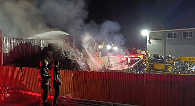 Bursa'da geri dönüşüm tesisinde yangın: 1 itfaiye eri ağır yaralandı